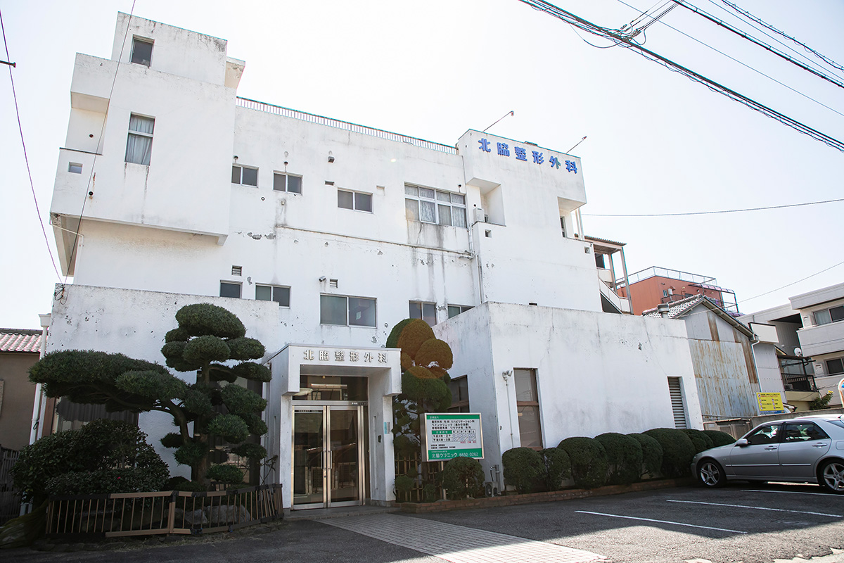 外観（正面玄関）